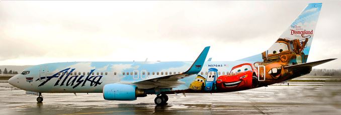 Os personagens da animação infantil Carros são os destaques da estampa lateral de uma aeronave norte-americana. Crédito da foto: Alaska Air Group