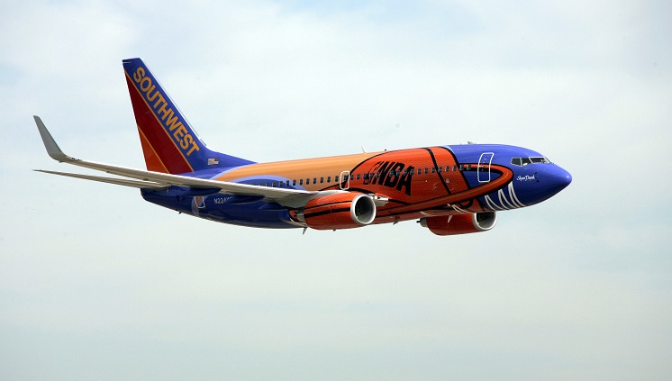 A famosa liga de basquete americana, a NBA, cobre toda a carenagem de uma aeronave americana. O avião mostra uma bola de basquete com o símbolo da liga sendo encestada. Crédito da foto: Southwest Airlines