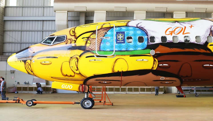 A torcida brasileira foi homenageada pelos artistas plásticos Otávio e Gustavo Pandolfo, “osgêmeos”, por ocasião da Copa do Mundo. Crédito das fotos: Gol Linhas Aéreas Inteligentes