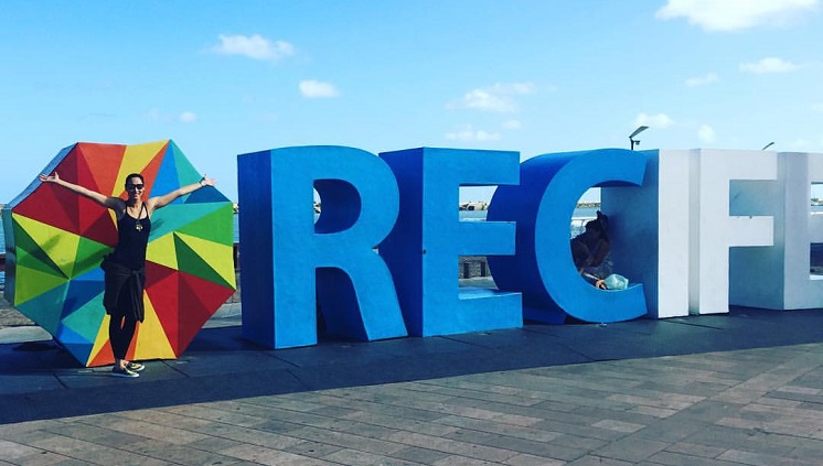 Atleta da Seleção Brasileira de Vôlei, Jaqueline Carvalho, visita a Praça Barão do Rio Branco, que abriga o Marco Zero de Recife (PE). Foto: Arquivo Pessoal