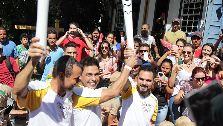 Zezé de Camargo e Luciano participam do revezamento da Tocha Olímpica. Foto: Ivo Lima