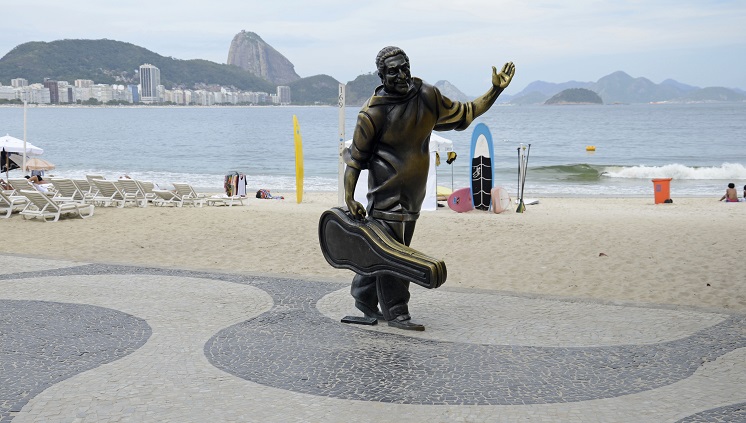 Estátua de Dorival Caymmi na orla de Copacabana (RJ). Foto: Riotur