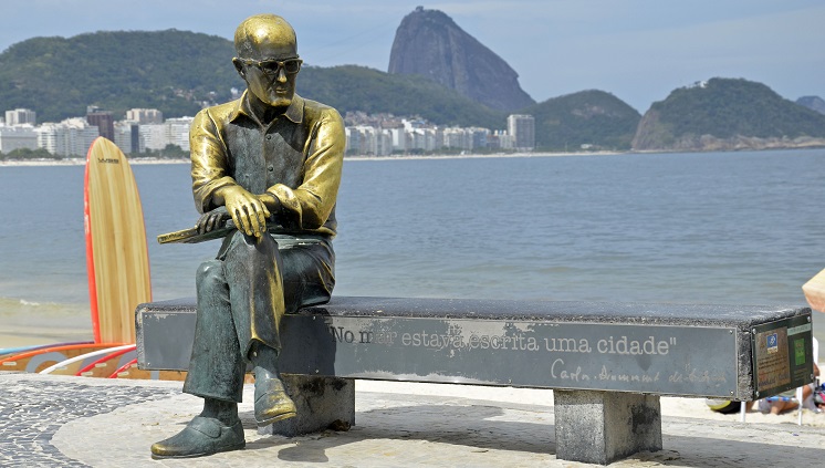 Estátua do poeta Carlos Drummond de Andrade em Copacabana (RJ). Foto: Riotur