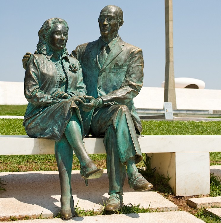 Estátua de Juscelino e Sarah Kubitschek no Memorial JK, em Brasília (DF). Foto: Beto Garavello