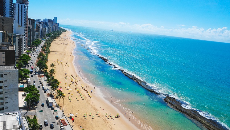 Sol e praia são as principais motivações dos turistas estrangeiros que visitam Recife a lazer. Foto: Lulu Pinheiro