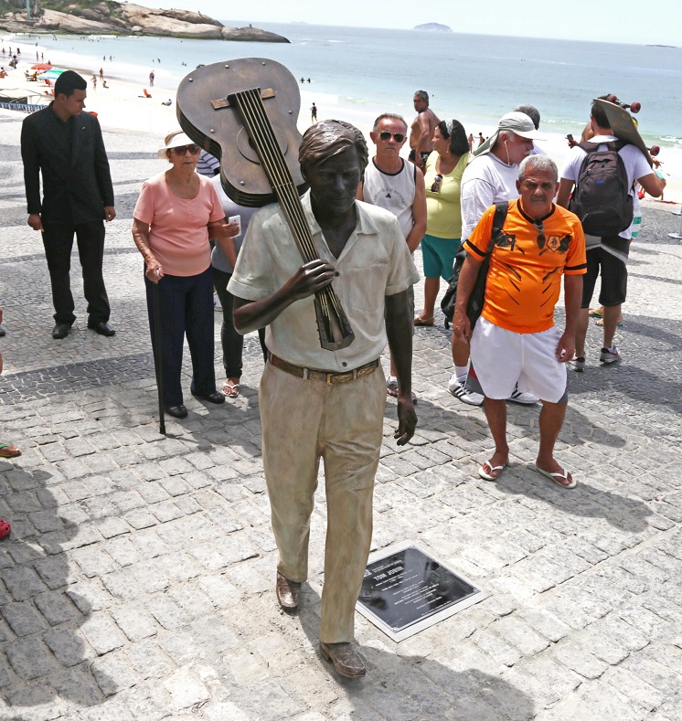 Estátua em homenagem ao cantor e compositor, Tom Jobim, na orla de Ipanema (RJ). Foto: Ricardo Cassiano