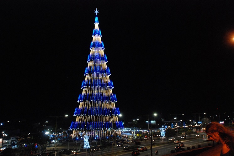 Iluminação natalina na Praça da Árvore de Mirassol, em Natal (RN). Foto: Marco Polo/Secom Natal