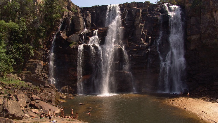 Paisagens naturais encantam os turistas na cachoeira Salto do Corumbá (GO). Foto: Divulgação