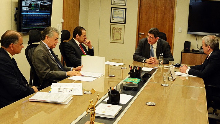 Henrique Alves e secretários do MTur em reunião com o ministro Joaquim Levy. Crédito: Paulino Menezes