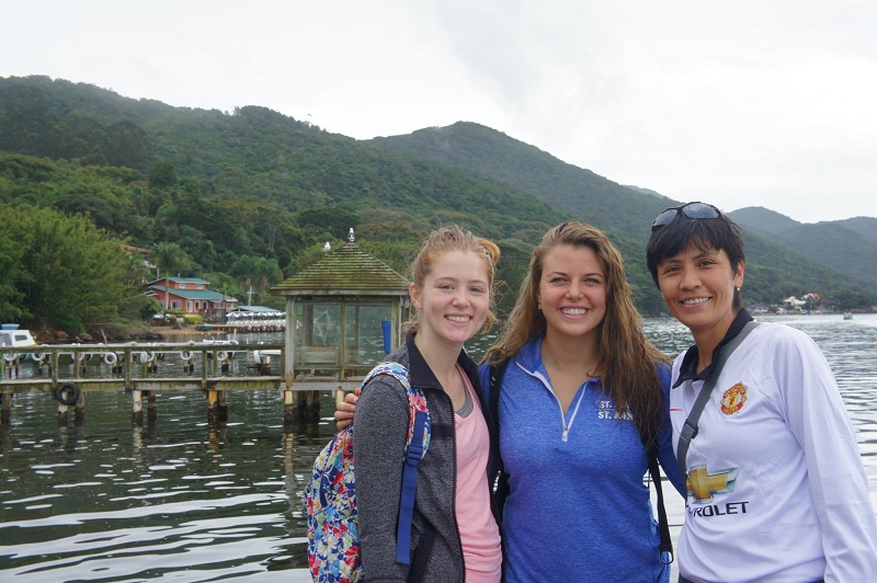 Estudantes na Trilha Costa da Lagoa. Foto: The Language Club