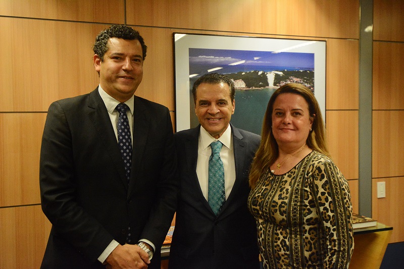 O ministro Henrique Alves recebeu nesta terça-feira (30) o secretário de Turismo de Minas Gerais, Mário Caixa. Foto: Paulino Menezes