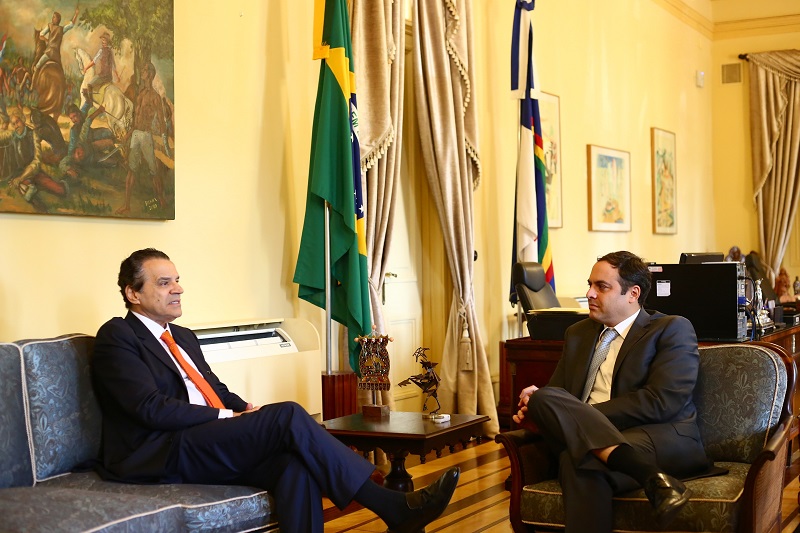 O ministro Henrique Eduardo Alves esteve com o governador de Pernambuco, Paulo Câmara. Foto: Camilo Simões