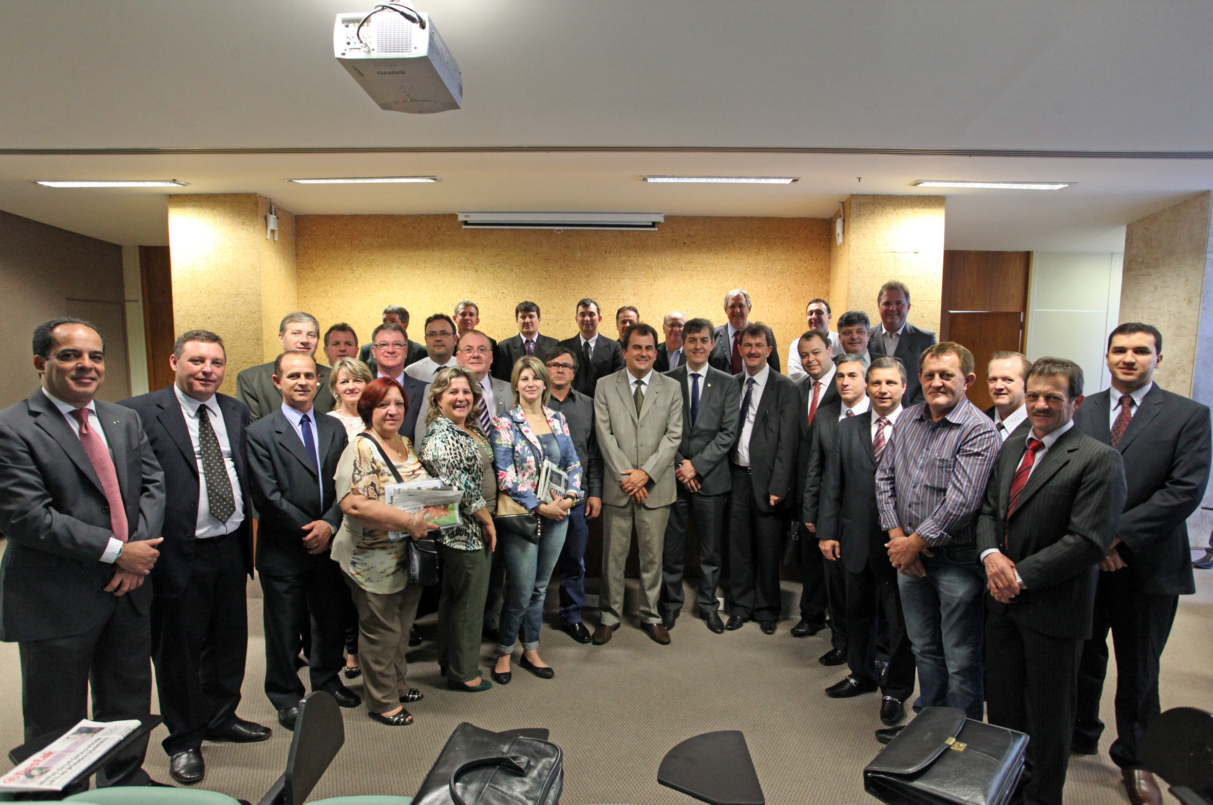 Os participantes discutiram medidas para o fortalecimento de projetos turísticos que aproveitam as potencialidades regionais e dinamizam o setor econômico.