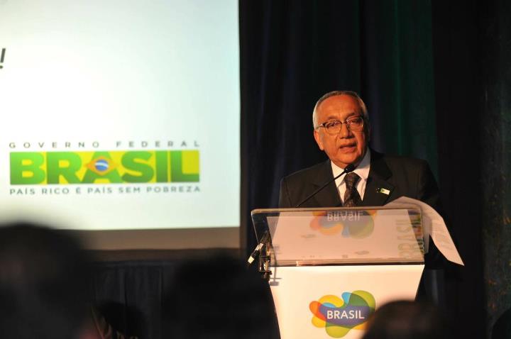 O ministro Gastão Vieira discursa na campanha de divulgação do Brasil no Jogos Olímpicos