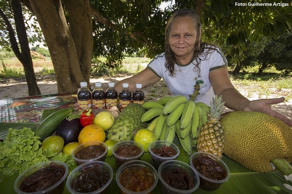 Dona Nice com produtos da horta familiar.