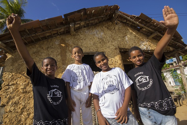 Meninos da comunidade no Museu Novo Quilombo.