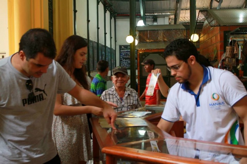 O estudante Moisés Litaiff, no Centro de Atendimento ao Turista Adolpho Lisboa