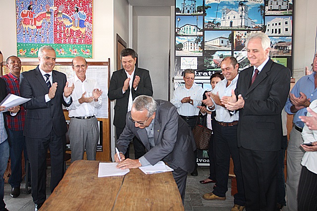 Momento da assinatura de contrato que prevê a construção do centro de convenções.