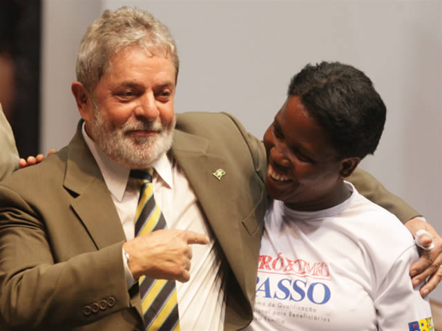 Presidente Lula e a aluna Margareth do Nascimento